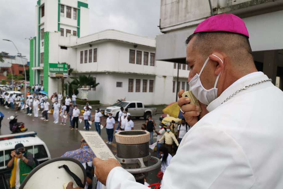 el obispo de la ciudad, Monseñor Rubén Darío Jaramillo, durante la jornada de cadena humana que se llevó a cabo en Buenaventura.