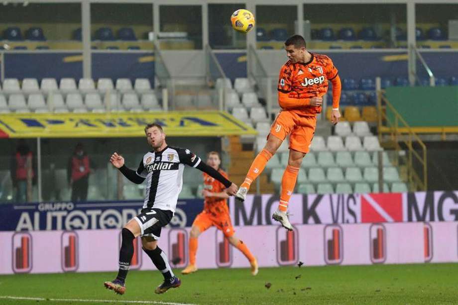 Cristiano Ronaldo volvió a demostrar su virtud en el salto en uno de los goles de la victoria de la  Juventus contra el Parma.