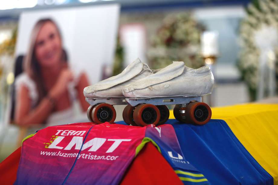 Vista este 7 de agosto de los patines y uniforme de la expatinadora colombiana Luz Mery Tristán, durante su velorio en Cali (Colombia). 
