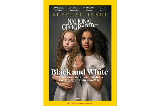 La edición de la raza trata de explorar "cómo la raza  nos define, separa y une". En la portada la revista retrató a dos hermanas gemelas con un color de piel distinto.  / National Geographic