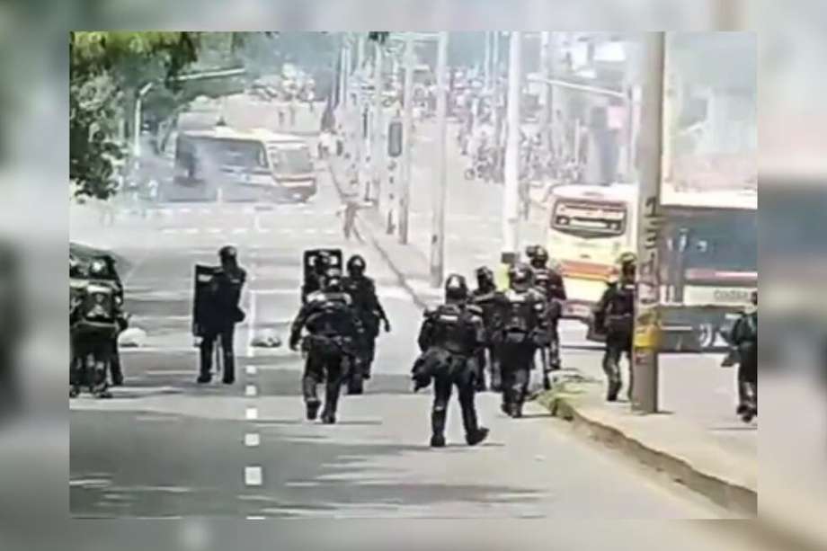 Encapuchados atravesaron un bus  en la calle Barranquilla.