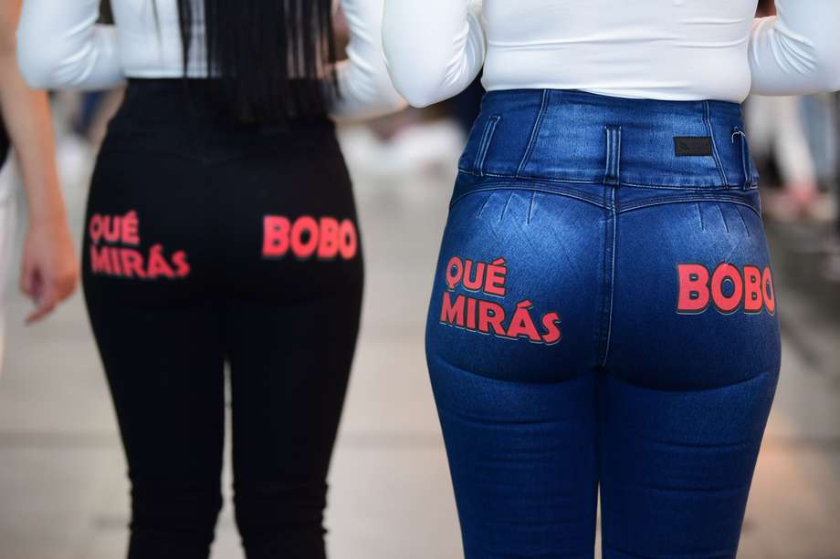 Colombia es famosa por la producción de jeans (como los populares 'levanta cola'). Para la temporada decembrina, en San Victorino salieron a la venta los de "Qué mirás, bobo".