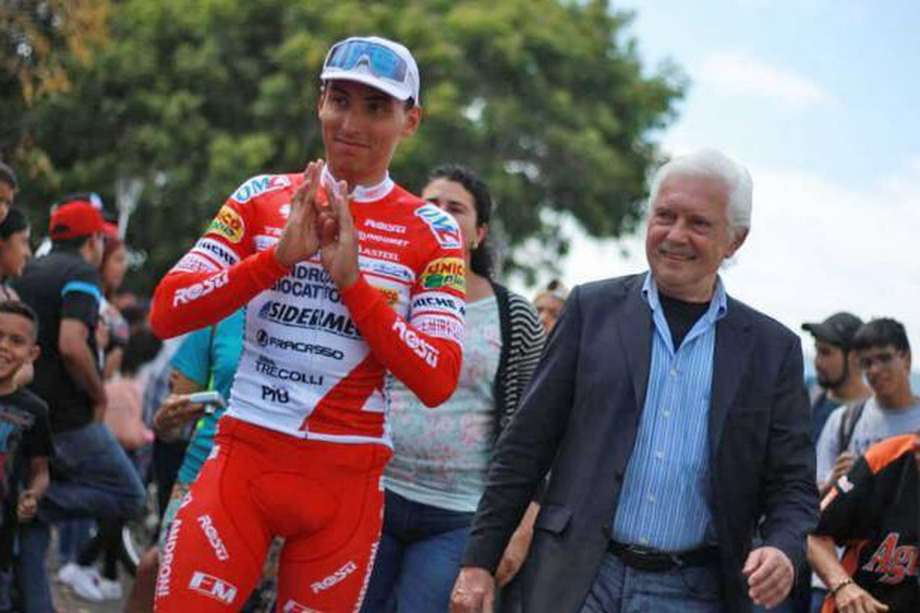 Jhonatan Restrepo (izq.), ciclista colombiano del Androni.