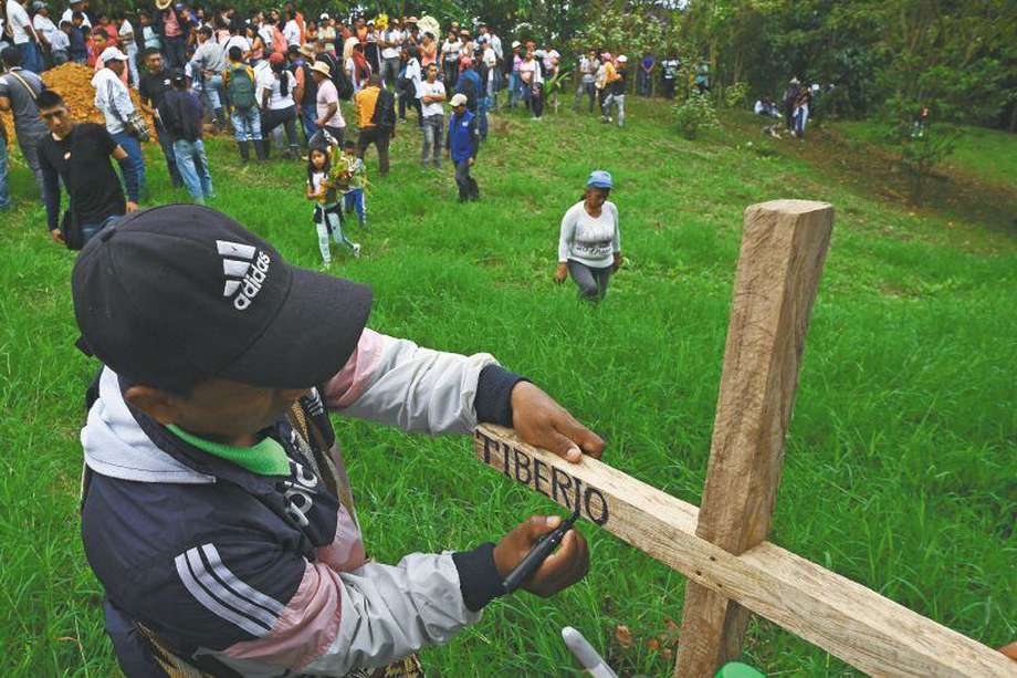 El sepelio de Tiberio Chepe Zeti, líder espiritual del pueblo indígena nasa en el Valle del Cauca, quien fue asesinado el 23 de julio de 2023. / AFP