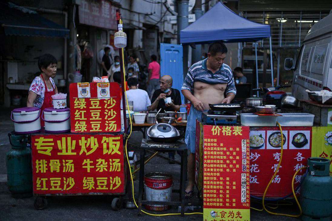 Entre las primeras personas contaminadas en Wuhan, muchas trabajaban en el mercado de productos frescos Huanan, que fue cerrado por las autoridades a comienzos de enero. Algunas personas no reabrieron sus locales, otras lo hicieron más lejos de este mercado.