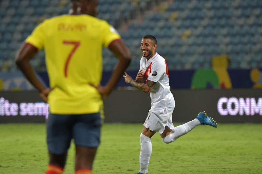 Peña festeja uno de los goles en la victoria de Perú sobre Colombia.