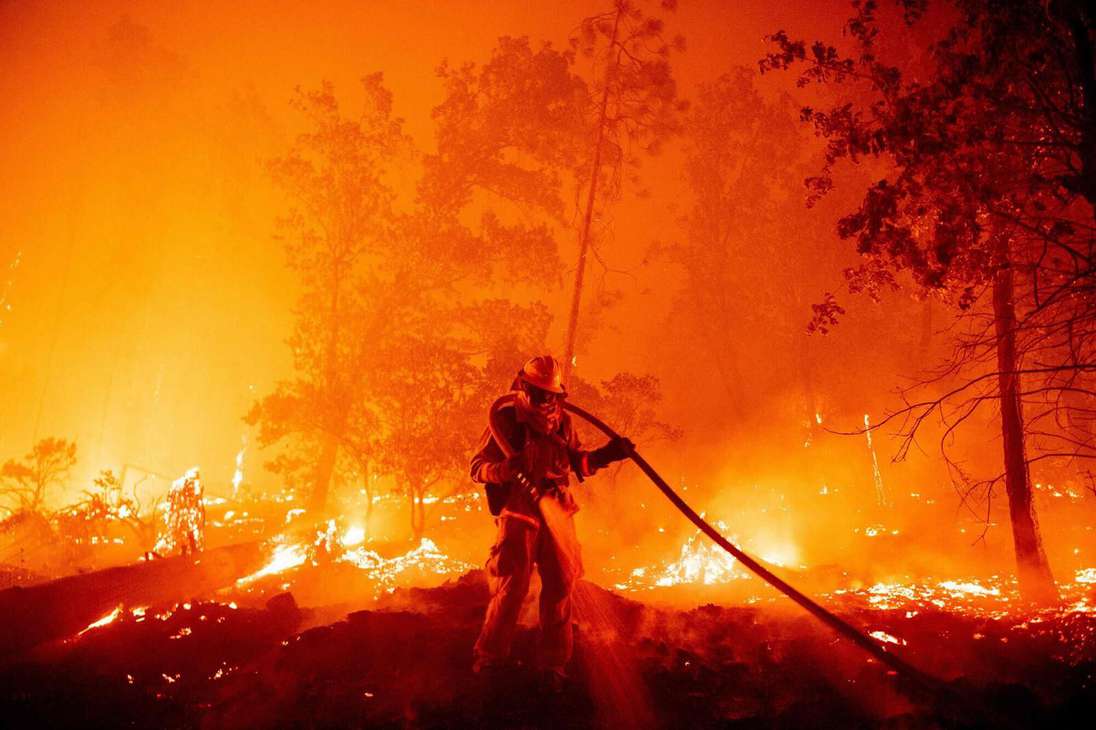 Un bombero apaga las llamas del incendio de Creek en el área de Cascadel Woods, California, el 7 de septiembre de 2020. Un fuego artificial en una fiesta  provocó un incendio forestal que destruyó 7,000 acres.
