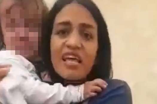 Policías que esposaron a mujer en Cartagena con bebé en brazos serán investigados.