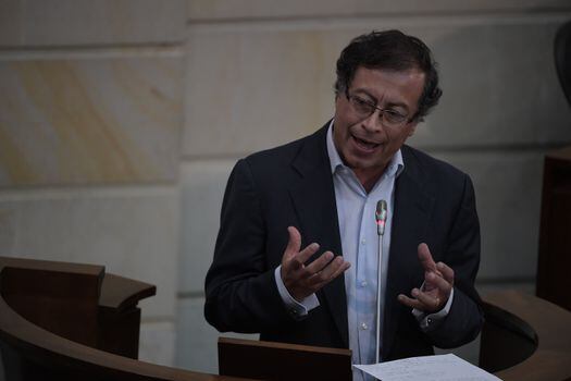 Senador por el partido Colombia Humana, durante el debate de moción de censura al Ministro de Defensa Guillermo Botero, llevado a cabo en el Congreso de la República.