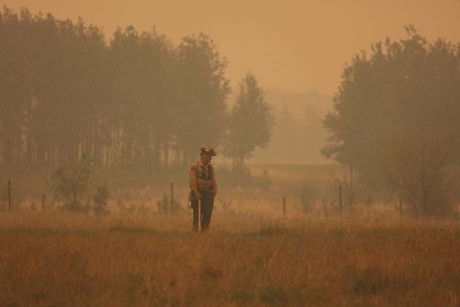 Una fotografía proporcionada por Alberta Wildfire que muestra a un bombero en uno de los decenas de incendios forestales que ardieron en varias provincias canadienses en Sturgeon Lake Cree Nation, Alberta, Canadá, en junio de 2023. 