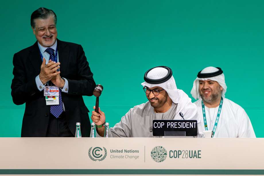 El Presidente de la COP28 y Ministro de Industria y Tecnología Avanzada de los EAU, Dr. Sultan Ahmed Al Jaber (C), finaliza una sesión plenaria durante la Conferencia de las Naciones Unidas sobre el Cambio Climático 2023 (COP28), en Dubai, Emiratos Árabes Unidos, el 13 de diciembre de 2023.