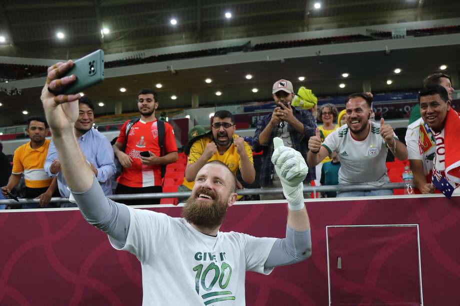El portero australiano arrojó la botella de su homólogo peruano en medio de la tanda de penales en que su selección consiguió el cupo al mundial.