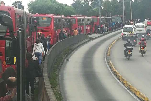 Dificultades en Suba por bus varado en estación 21 Ángeles de Transmilenio 
