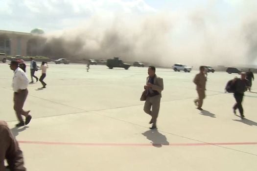 Los camarógrafos grabaron columnas de humo negro saliendo de la terminal del aeropuerto.