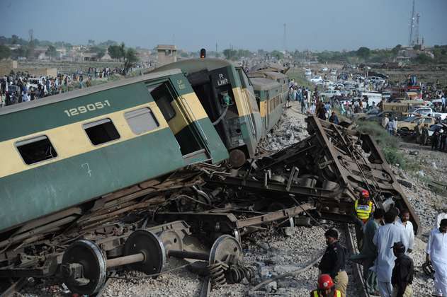 Pakistán: 30 muertos y 100 heridos por tren descarrilado al sur del país 