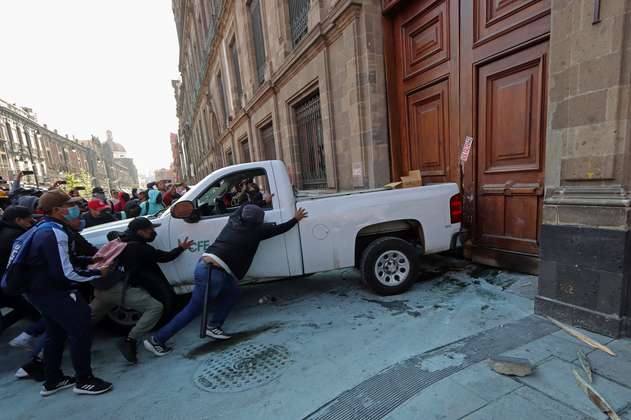 Manifestantes de Ayotzinapa derribaron la puerta del Palacio Presidencial en México