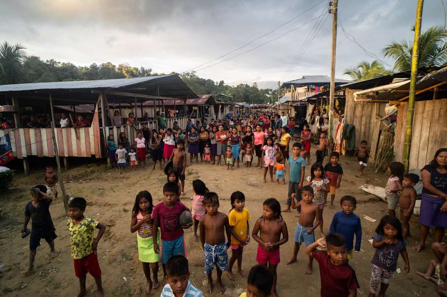 Casi mil indígenas permanecen desplazados en Puerto Olave y Unión Wounaan, dos pueblos del río San Juan. Hay 300 niños, muchos enfermos por el hacinamiento. "No hemos recibido ayuda humanitaria" declara Hugo Bailarín, representante de la Mesa Indígena del Chocó.