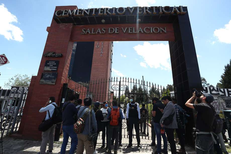 Fotografía de la entrada a la sala funeraria donde será velado el cuerpo del candidato presidencial Fernando Villavicencio hoy, en Quito (Ecuador). Villavicencio fue asesinado en la tarde de este miércoles cuando salía de un mitin de campaña. 