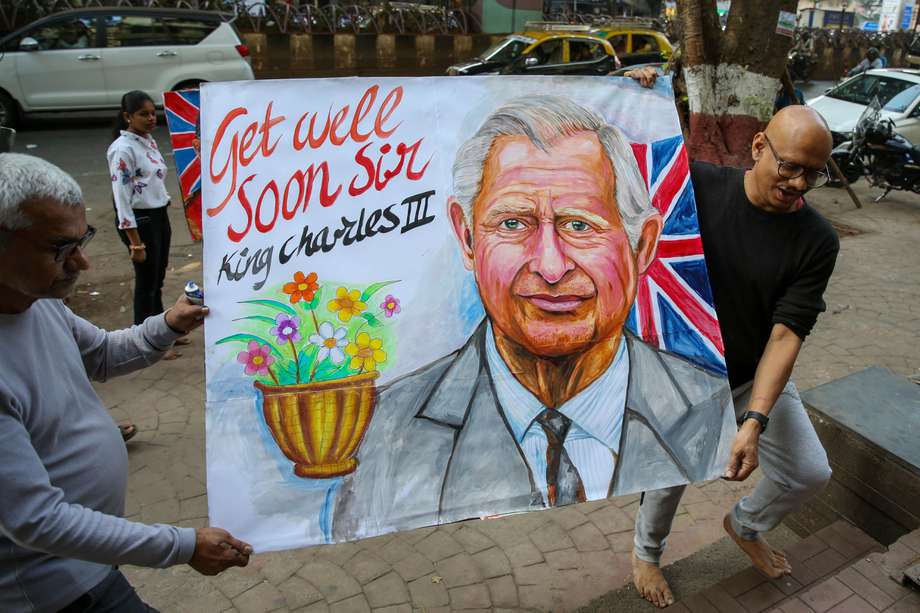 Artistas de la Escuela de Arte Gurukul llevan un retrato del rey británico Carlos III en Mumbai, India, 06 de febrero de 2024. El Palacio de Buckingham anunció el 05 de febrero que el rey Carlos III de Gran Bretaña está siendo tratado por cáncer.
