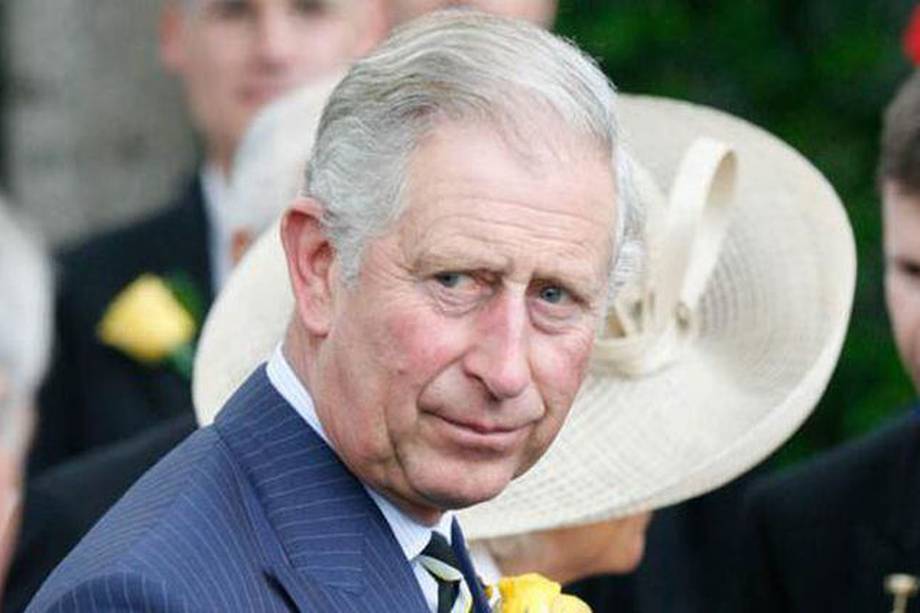 El príncipe Carlos de Inglaterra se ha contagiado por segunda vez de covid, aunque al parecer los síntomas son menores.