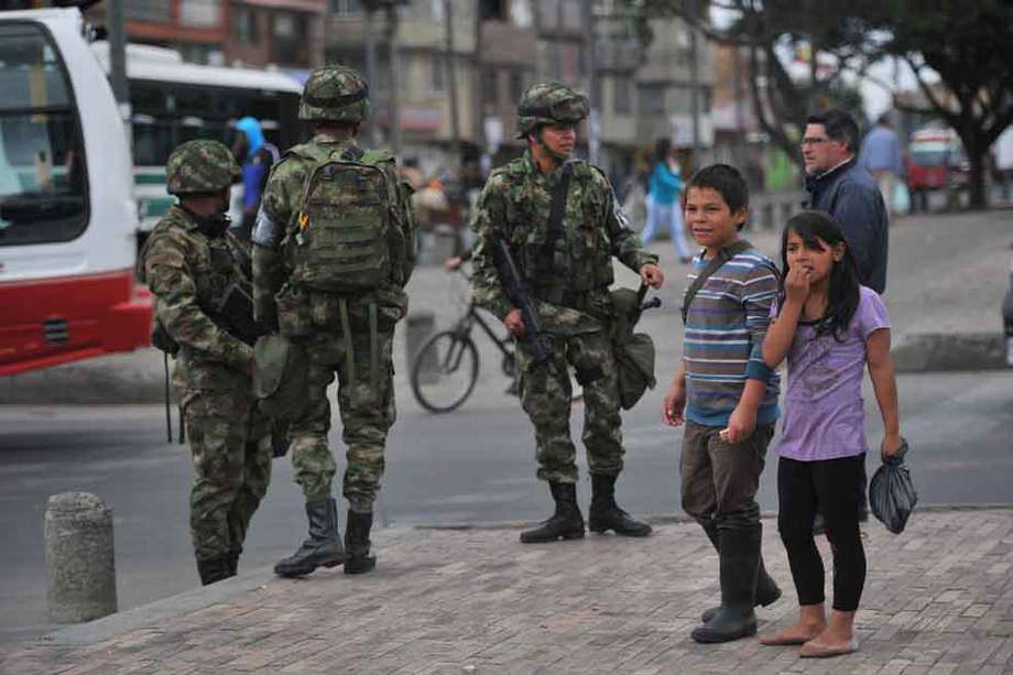 En Suba hay presencia del Ejército desde la noche del jueves, tras el ataque al CAI del barrio La Gaitana. / Luis Ángel