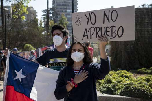 La gente protesta contra la nueva constitución redactada por la Convención Constituyente, en Santiago, el 9 de abril de 2022.