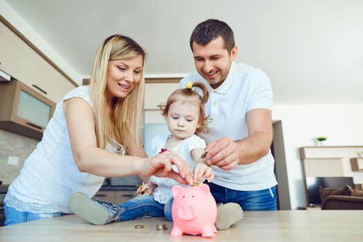 Destine una cuota mínima fija de ahorro apenas se registre el ingreso, no la deje para el final, procure que sea su primera opción de gasto.
