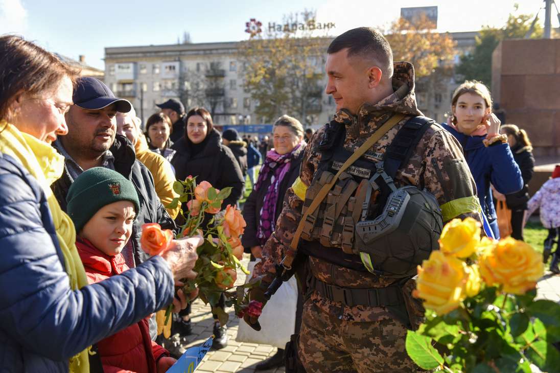 Kherson (Ukraine), 14/11/2022.- A Ukrainian serviceman receives flowers from a local resident the recaptured city of Kherson, Ukraine, 14 November 2022. Ukrainian troops entered Kherson on 11 November after Russian troops had withdrawn from the city. Kherson was captured in the early stage of the conflict, shortly after Russian troops had entered Ukraine in February 2022. (Rusia, Ucrania) EFE/EPA/OLEG PETRASYUK