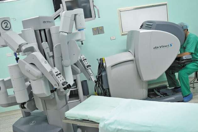 Estudiantes de medicina practican procedimientos quirúrgicos con impresiones 3D