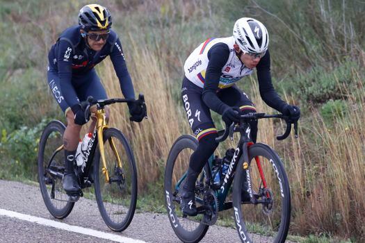 El ciclista colombiano Richard Caparaz y el ciclista colombiano Sergio Andrés Higuita (d), durante la sexta etapa de la Vuelta a Cataluña.