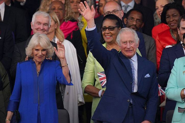 La familia real, encabezada por el rey Carlos III, la reina Camila y el príncipe de Gales, disfrutaron el Concierto de Coronación desde un palco privado con el escudo de la realeza británica al fondo.