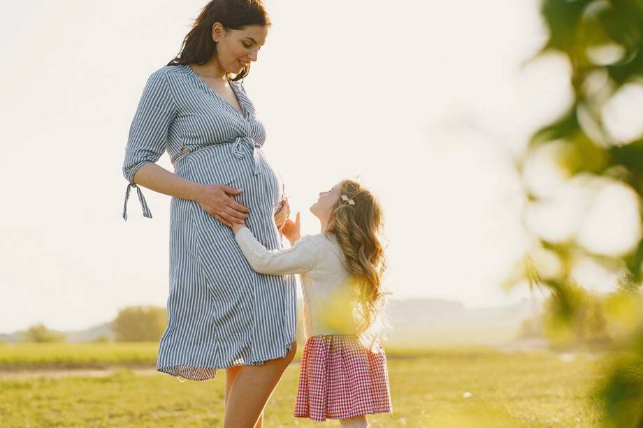 En un segundo embarazo, puede que no todos se tomen muy bien la noticia. Así le puedes explicar a tu hijo la llegada de un hermanito.