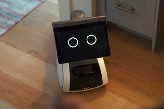 El robot de Amazon ayuda en tareasa simples y monitorea la casa para cargar objetos y diagnosticar fallas domésticas.