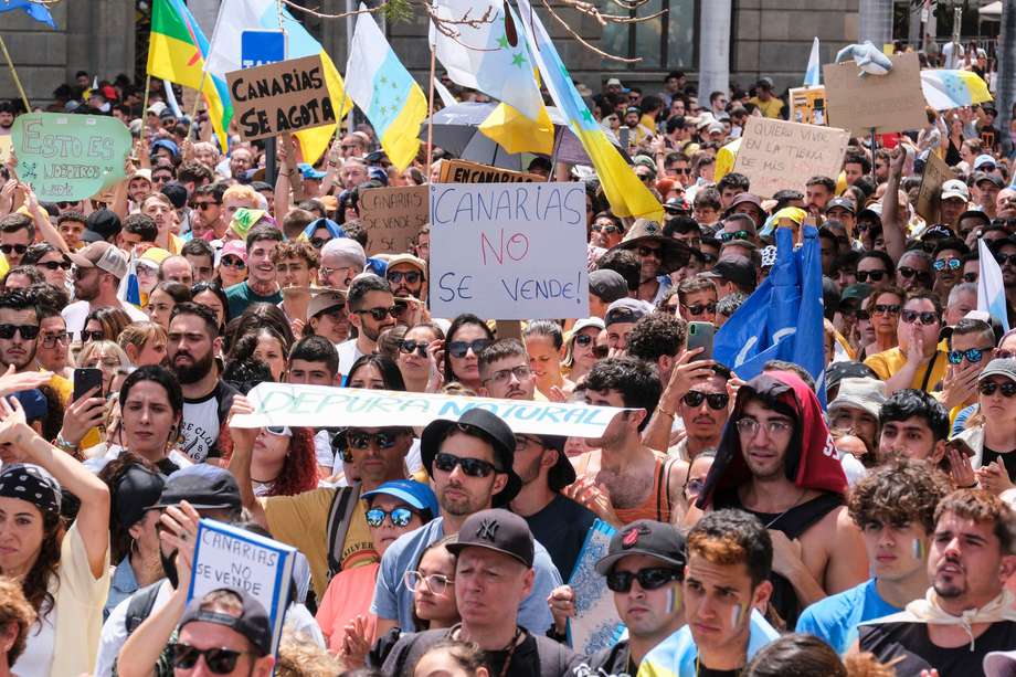 Miles de personas participan este sábado en una manifestación bajo el lema "Canarias tiene un límite" por las calles de Santa Cruz de Tenerife, para exigir un cambio en el modelo económico del archipiélago basado en el turismo de masas. 
