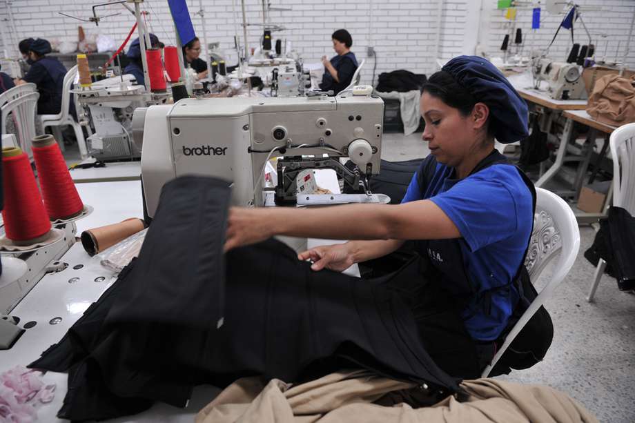 Con relación al personal ocupado, la confección de prendas de vestir registró una variación de 14,9 % y fue el dominio que más contribuyó de manera positiva a la variación total anual. / Mauricio Alvarado