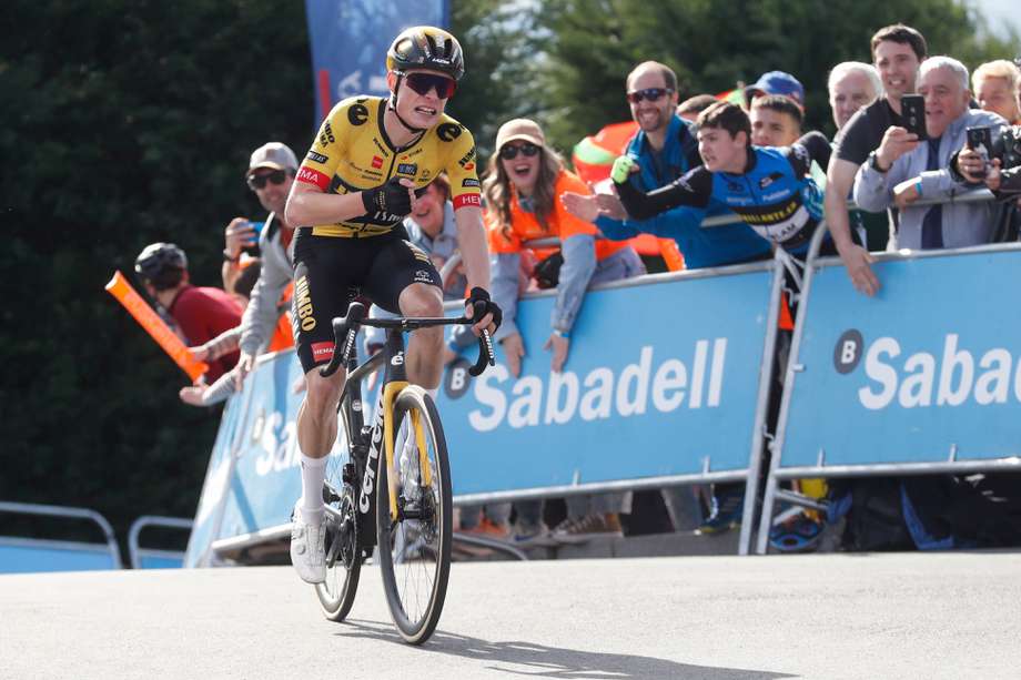 El ciclista danés del Jumbo-Visma Jonas Vingegaard, entra victorioso en la meta de la tercera etapa de la 62.ª edición de la Itzulia-Vuelta al País Vasco disputada este miércoles entre las localidades guipuzcoanas de Errenteria y Amasa Villabona. 
