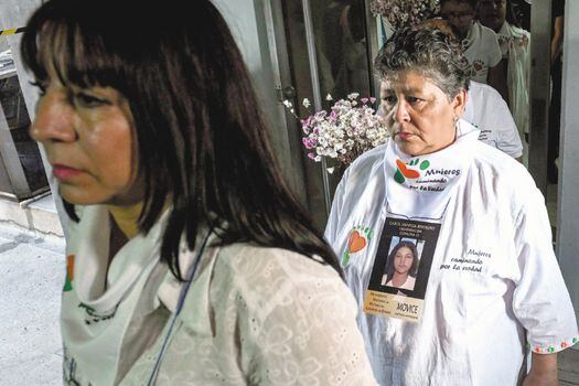 Luz Elena Galeano y Margarita Restrepo, voceras de Mujeres Caminando por la Verdad, la organización de víctimas de familiares desaparecidos en la Comuna 13. / AFP
