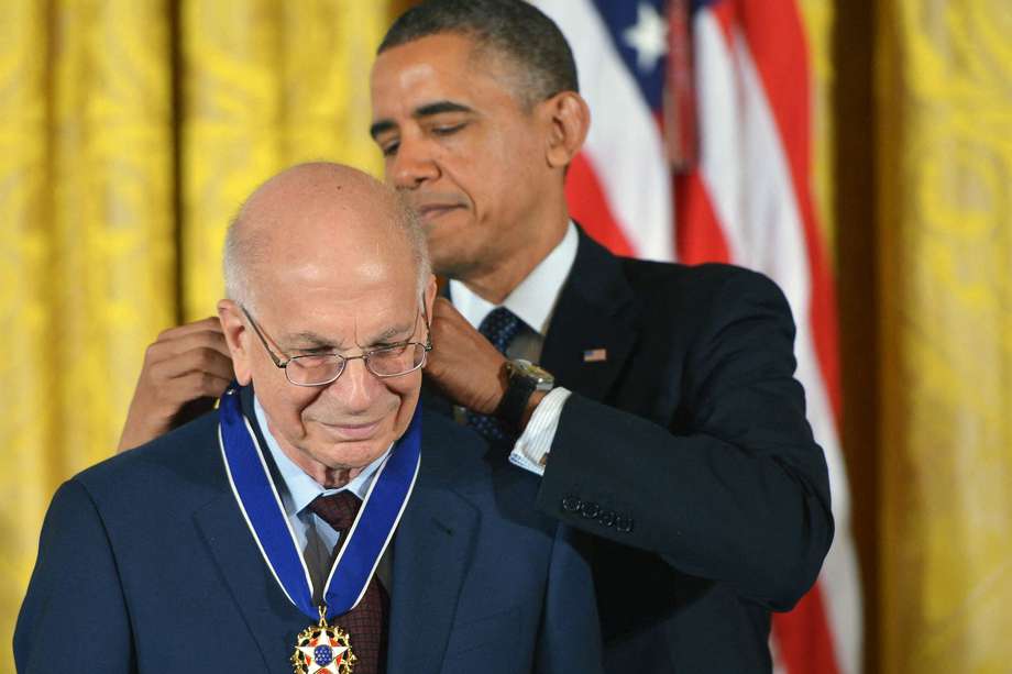 El expresidente estadounidense Barack Obama entrega la Medalla Presidencial de la Libertad al psicólogo Daniel Kahneman durante una ceremonia en la sala este de la Casa Blanca el 20 de noviembre de 2013 en Washington, DC. / Mandel Ngan / AFP