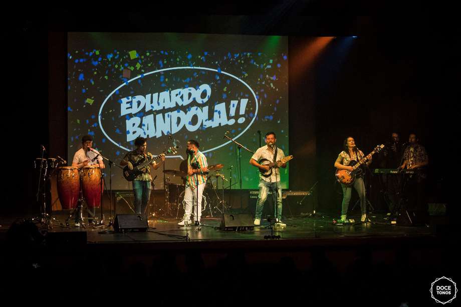 Eduardo Bandola y los Bandoleros de la Música trabaja las músicas colombianas mezcladas con sonidos propios de Francia y otros países, creando así un lenguaje único de gran formato rico en matices colombianos.