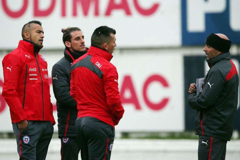 Sampaoli habla con sus jugadores durante el entrenamiento de este miércoles. Foto: AFP