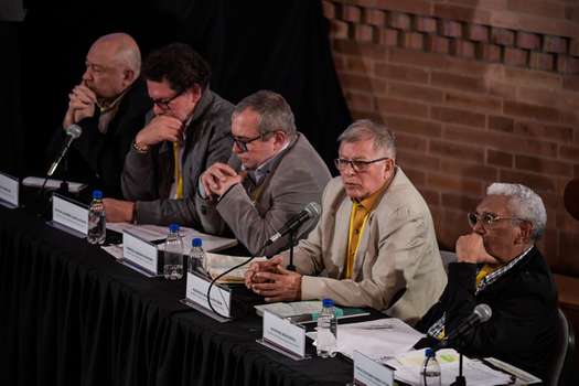 Cinco de los siete miembros del antiguo secretariado de las Farc. De izquierda a derecha: Julián Gallo, Pastor Alape, Rodrigo Londoño, Rodrigo Granda, Milton Toncel. 