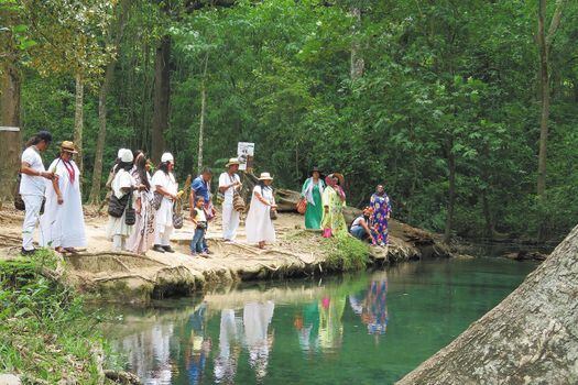 Comunidades indígenas en el manantial Cañaverales, en La Guajira, durante la visita de parlamentarios europeos  para conocer la situación del desvío del arroyo Bruno. / Cortesía Cinep