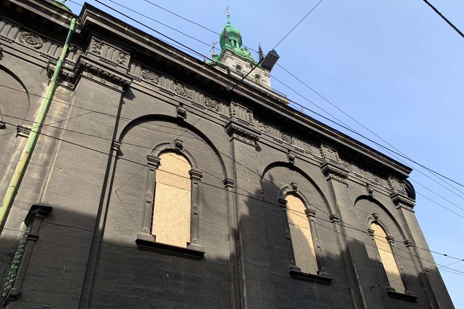  Protección en una de las iglesias del centro de la ciudad de Leópolis, patrimonio mundial de la UNESCO, de un posible ataque ruso a esta ciudad del oeste de Ucrania. 
