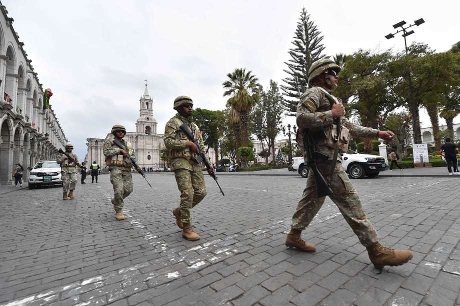 El gobierno peruano declaró el estado de emergencia en todo el país por 30 días.
