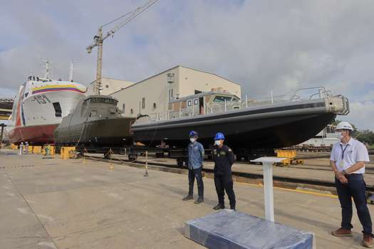 Fotografía del Buque de Investigación Científico Marina (BICM) (i), construido para realizar misiones en la antártida; la patrulla de apoyo fluvial liviana (PAF-l) (c), y un buque para operaciones navales y de guardacostas, Bote tipo A (d), el 21 de julio de 2022, en Cartagena (Colombia).