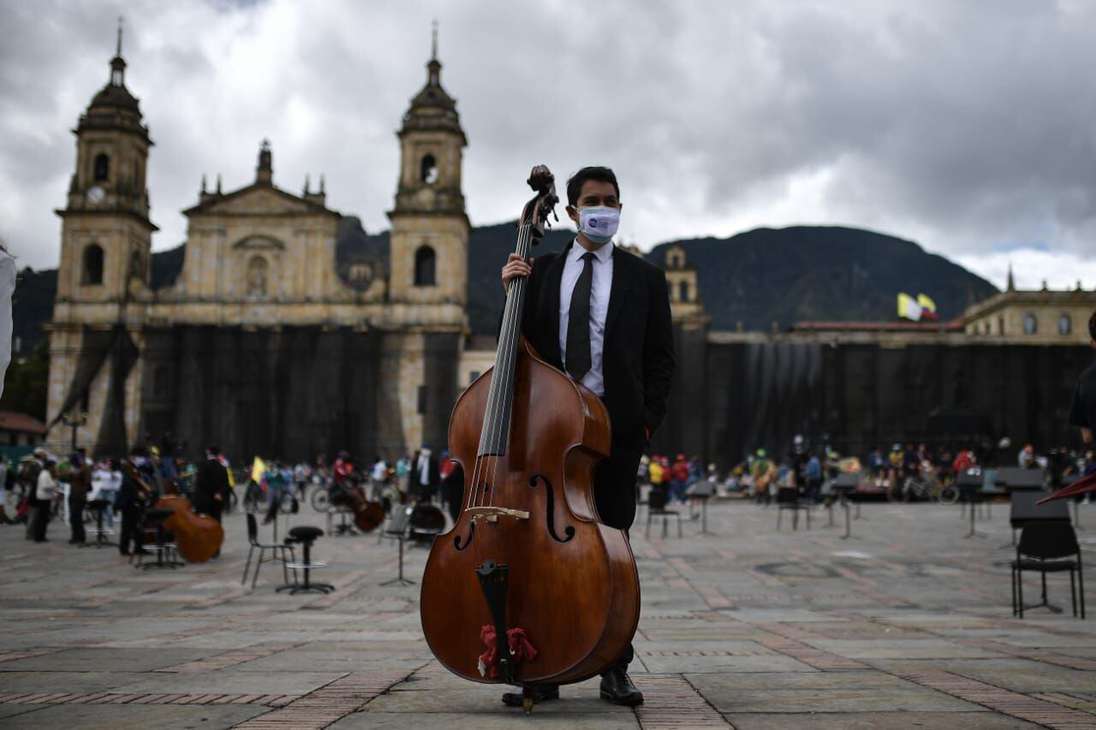 La Orquesta Filarmónica de Bogotá tocó en la Plaza de Bolívar con la convicción de que la música representa la disposición para escucharnos y entendernos.