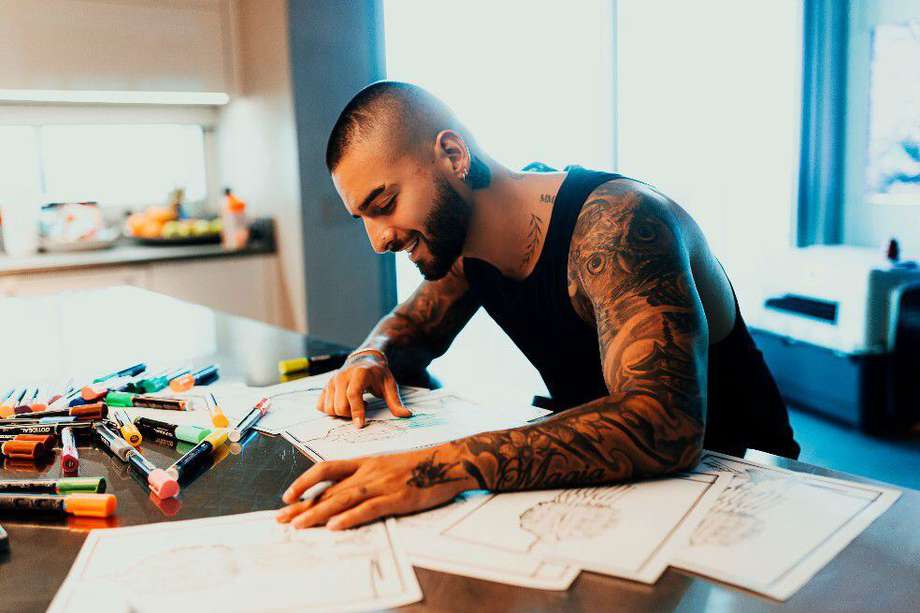 Maluma durante el proceso de creación de los diseños de su colección "Maluma X Balmain" inspirada en el Miami de la década de los 90. EFE/Phraa