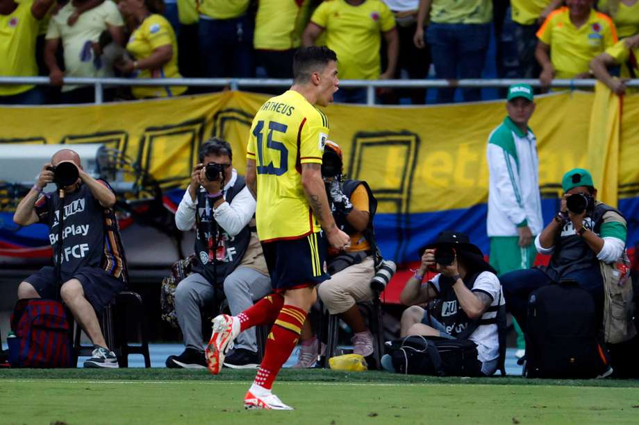 Matheus Uribe celebra su gol, el 2-1 contra Uruguay en Barranquilla. 
