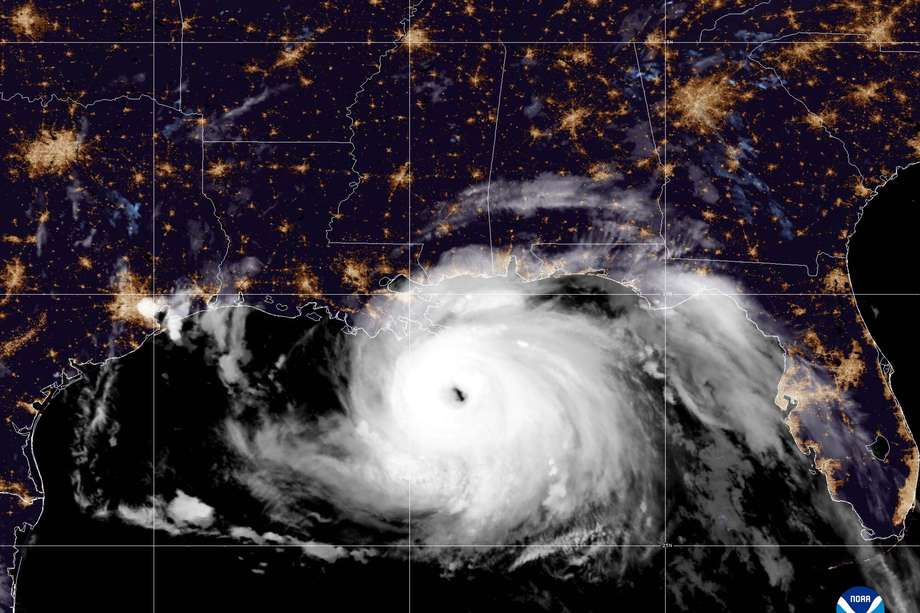 Fotografía satelital cedida por la Administración Nacional de Océanos y Atmósfera (NOAA) de Estados Unidos en donde se aprecia una imagen del huracán Ida acercándose a tierra en el Golfo de México del 29 de agosto de 2021. 