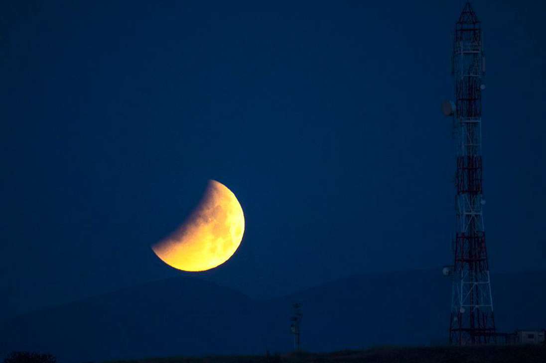 Entre la noche del próximo 15 de mayo y la madrugada del 16 de mayo se pudo observar el eclipse de Luna. Así se observó en  Skopje, República de Macedonia del Norte.